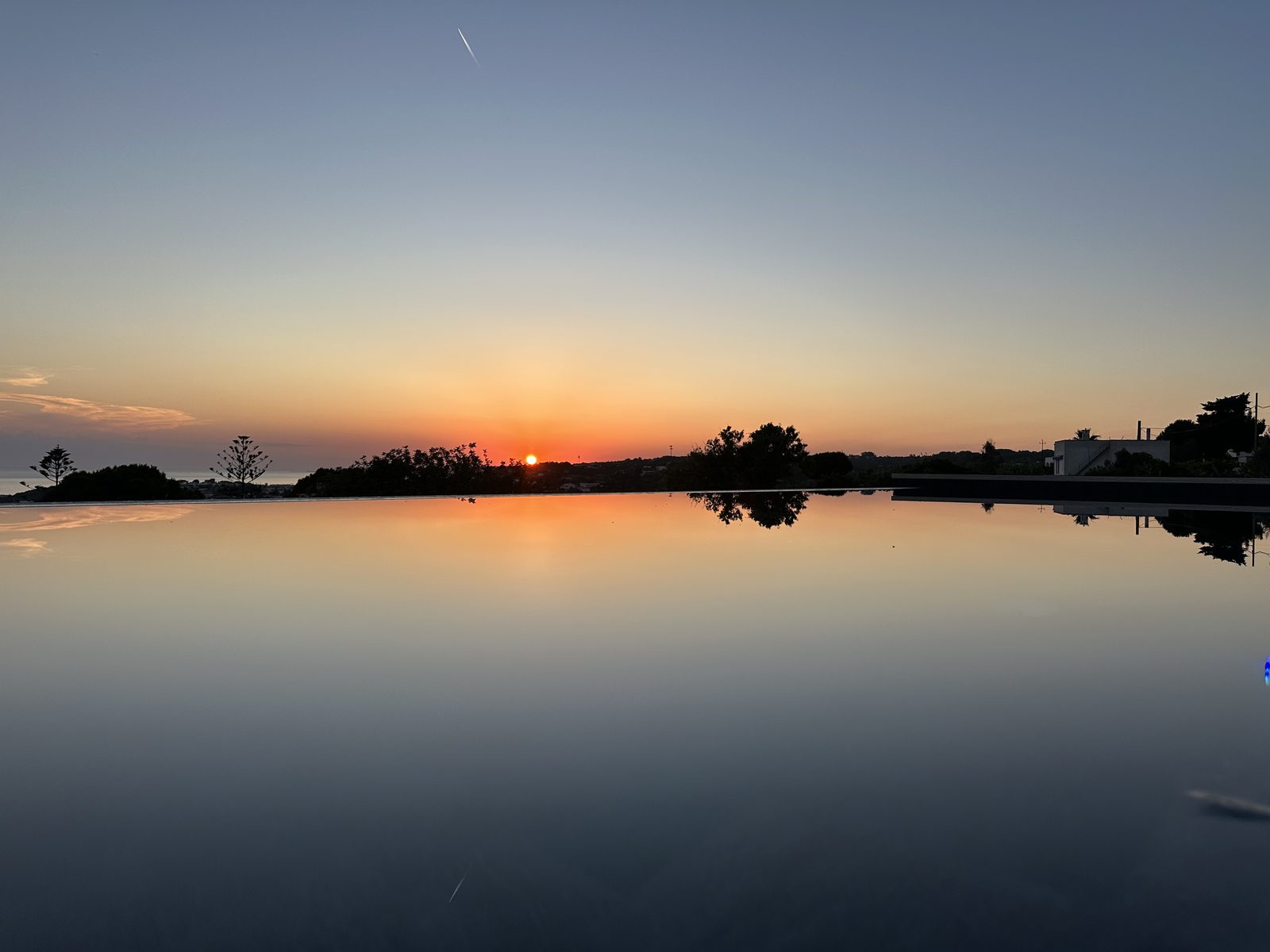 Coucher de soleil reflété dans la piscine