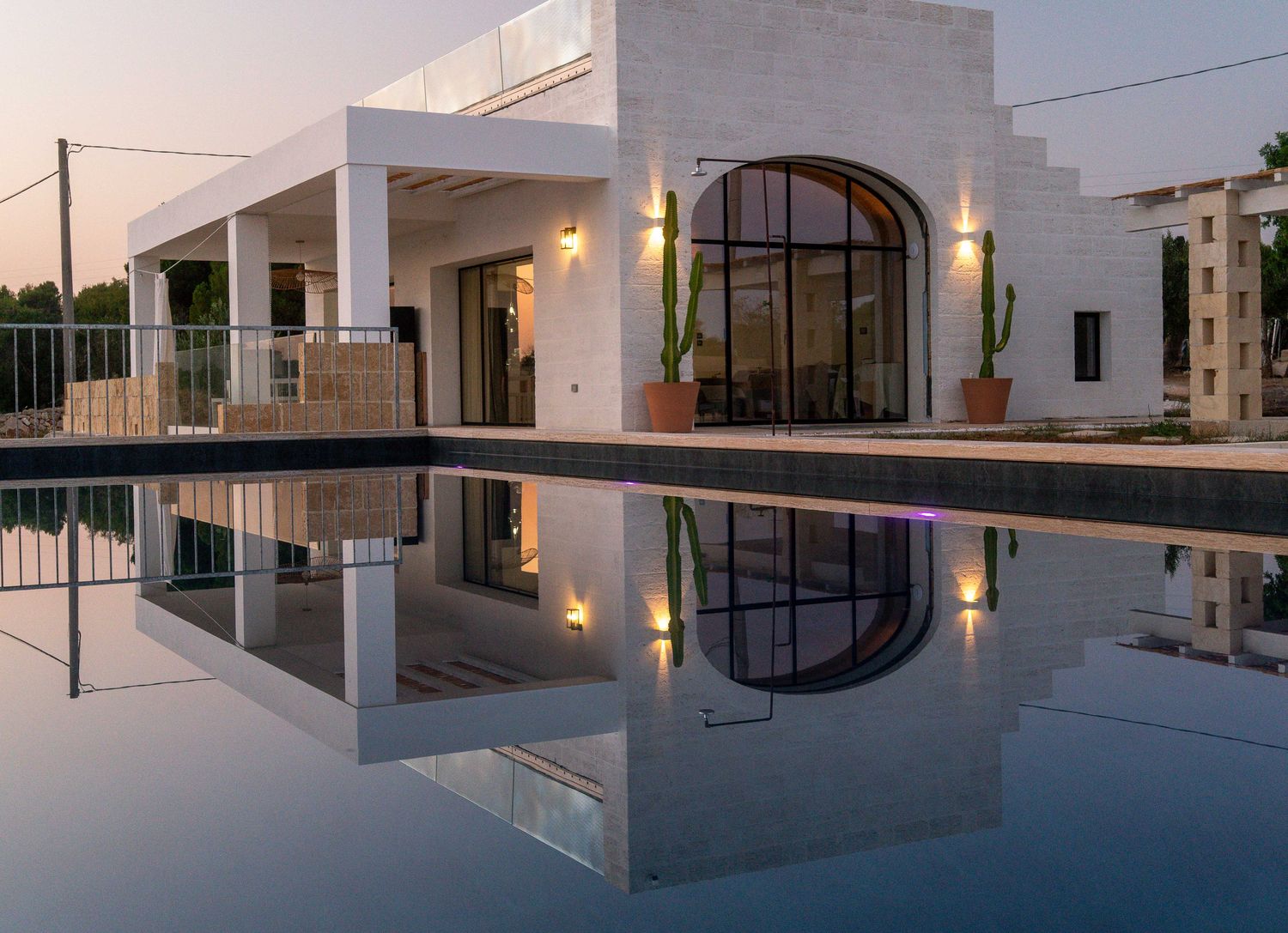 La villa se reflète dans la piscine au crépuscule