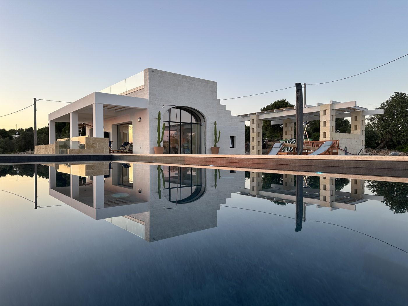 Piscine au coucher du soleil