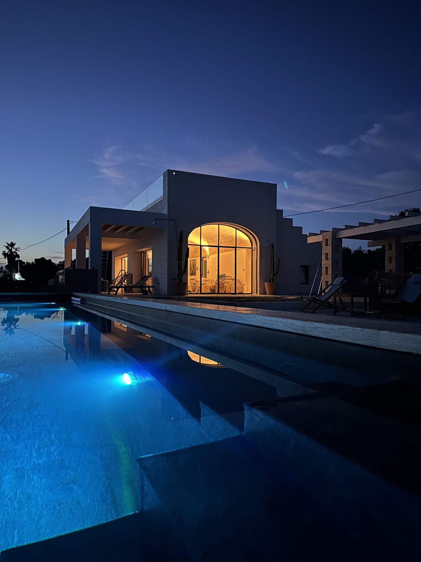 Villa Riccio Bianco — piscine illuminée à la nuit tombée